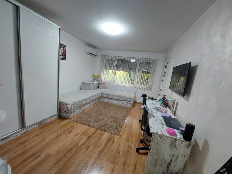 2 еденични легла с матраци,ракла,секция,двойно бюро със столове