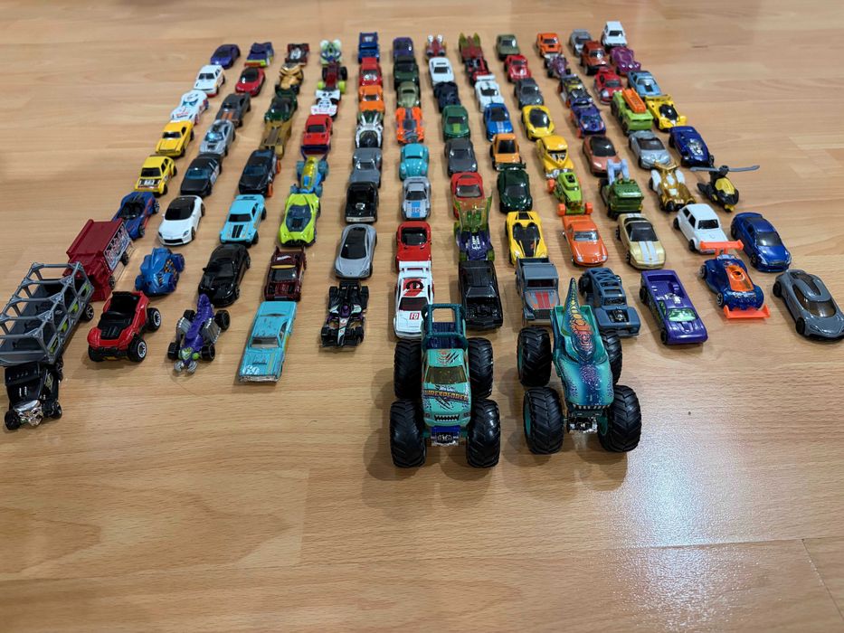Продавам Hot Wheels коли!