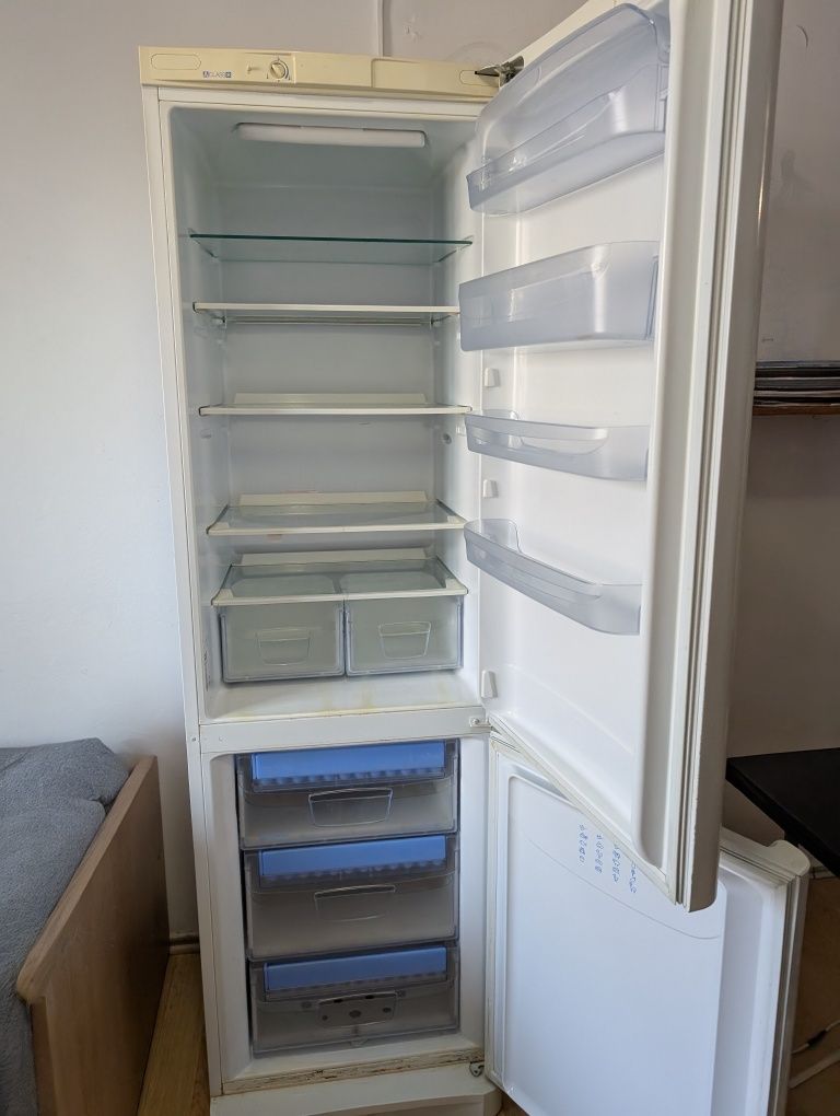 Frigider Indesit BAN 14 – defect, pentru piese/dezmembrare