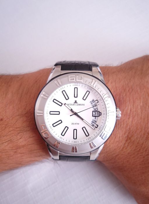 Продавам мъжки часовник Jacques Lemans