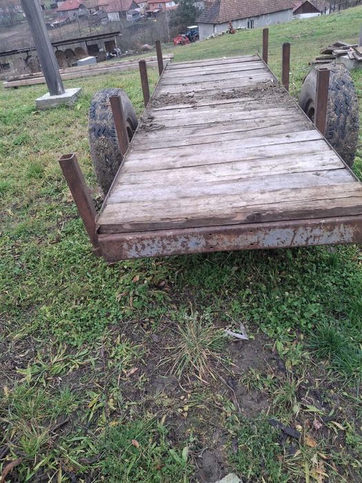 Vand troliu si un căruț dupa tractor