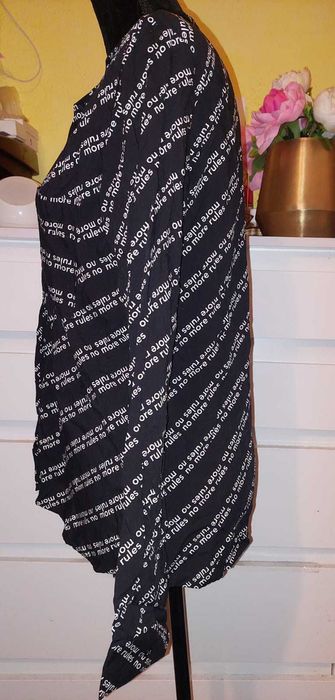 Camasa neagra cu scris alb si buzunar la piept