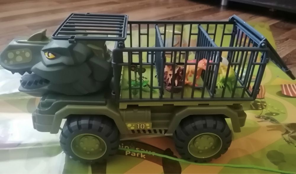 Игровой набор с динозаврами