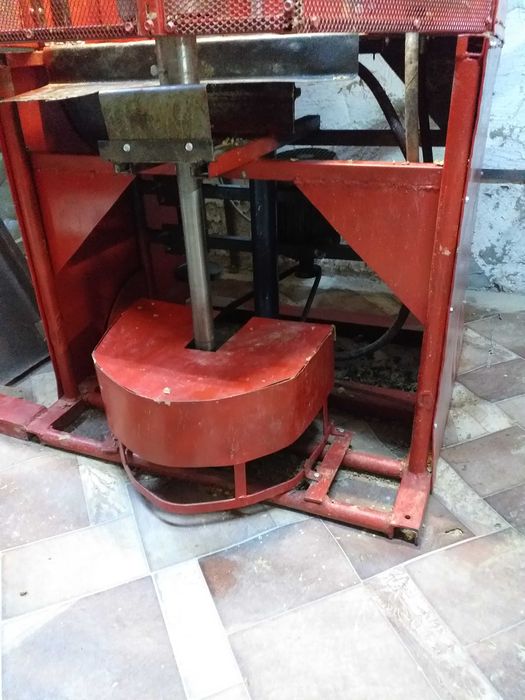 Utilaj industrial semi-automat pentru formare ceramică (300–400 buc)