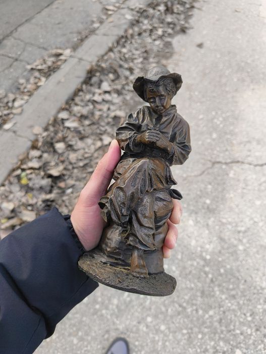 Комплект момче и момиче бронзови статуетки от 1976