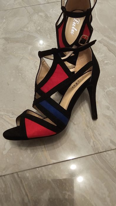 Vând rochii si sandale