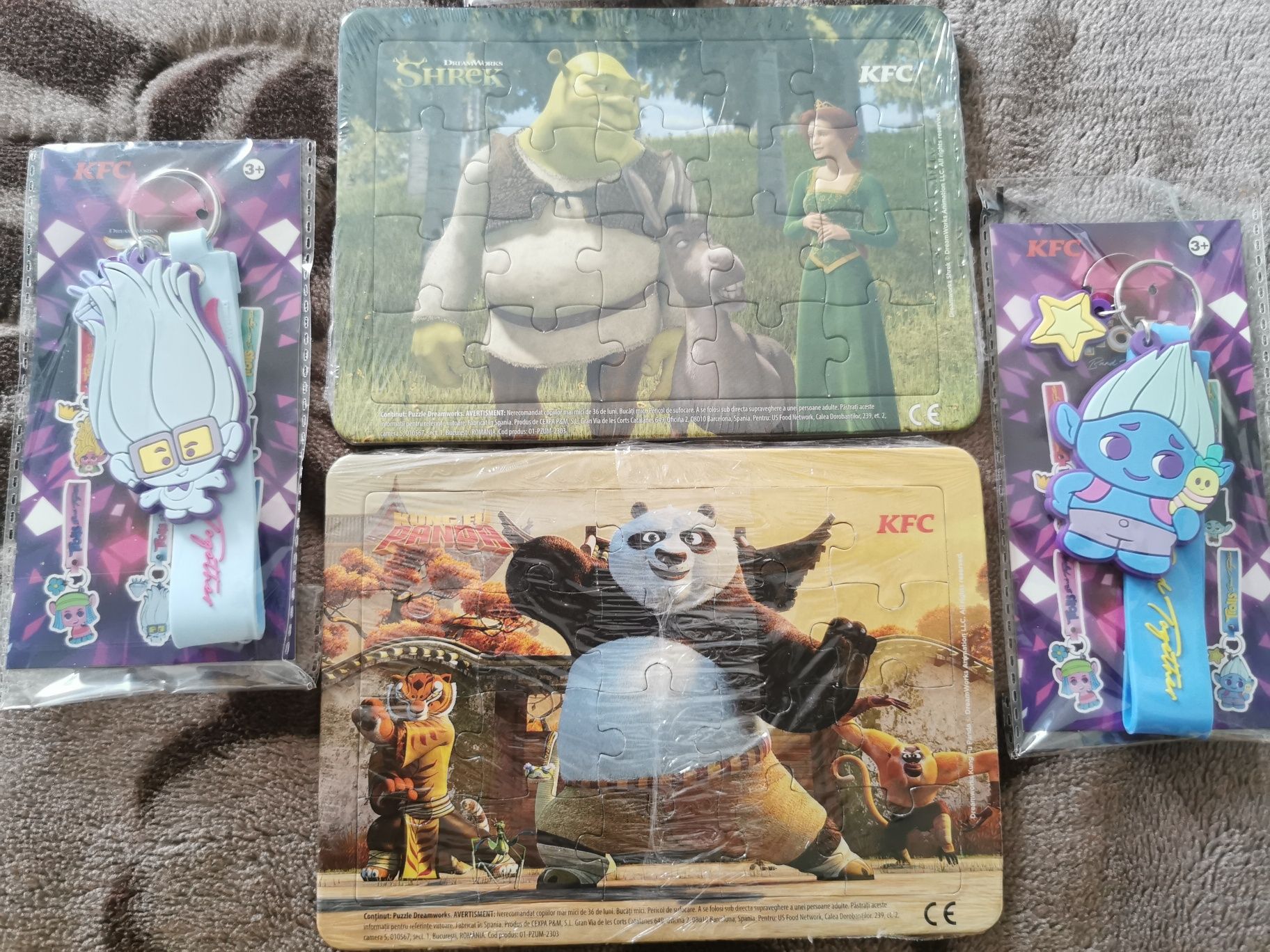 Set 2 puzzle și 3 breloace