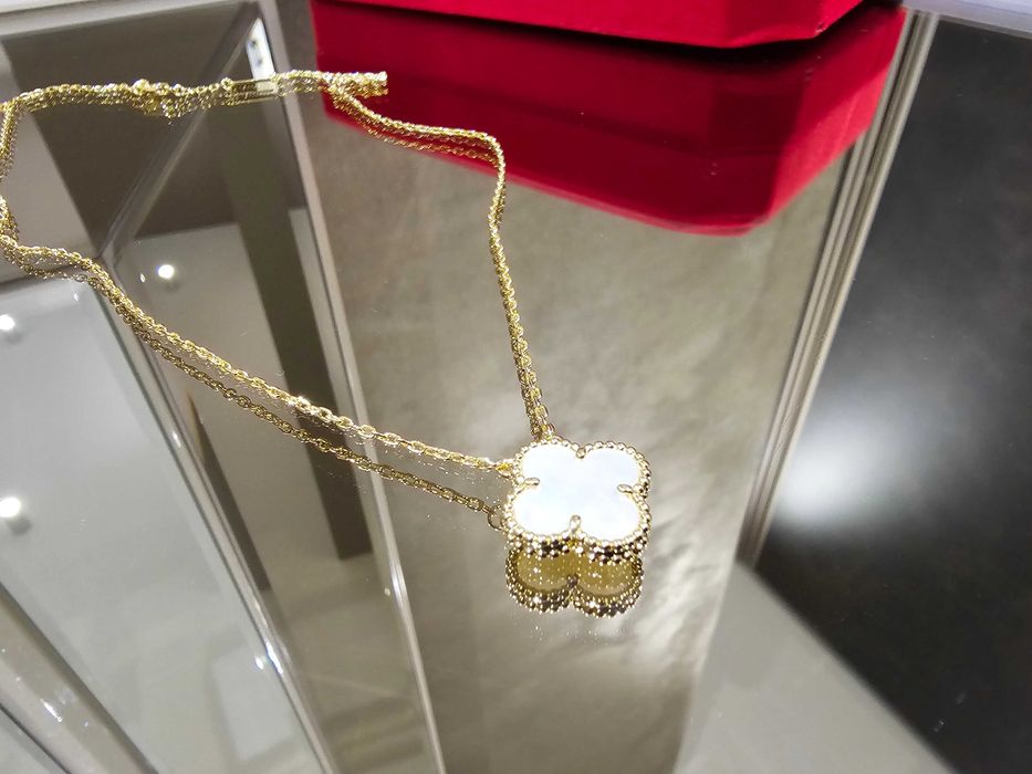Van Cleef & Arpels VCA Gold Mother Pearl Alhambra 1 Motif Дамско Колие