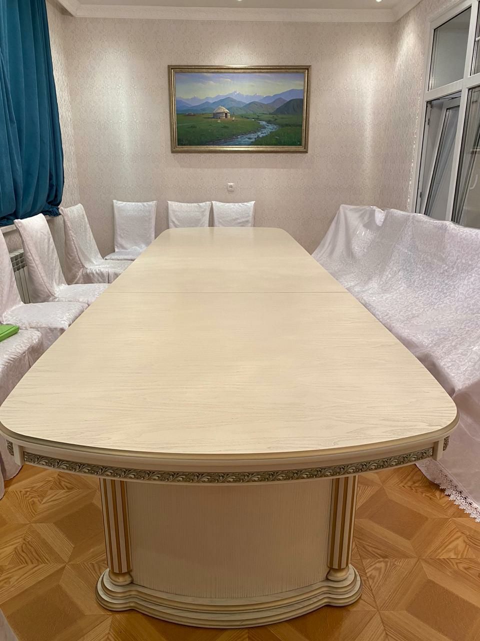 Обеденный стол для гостиной