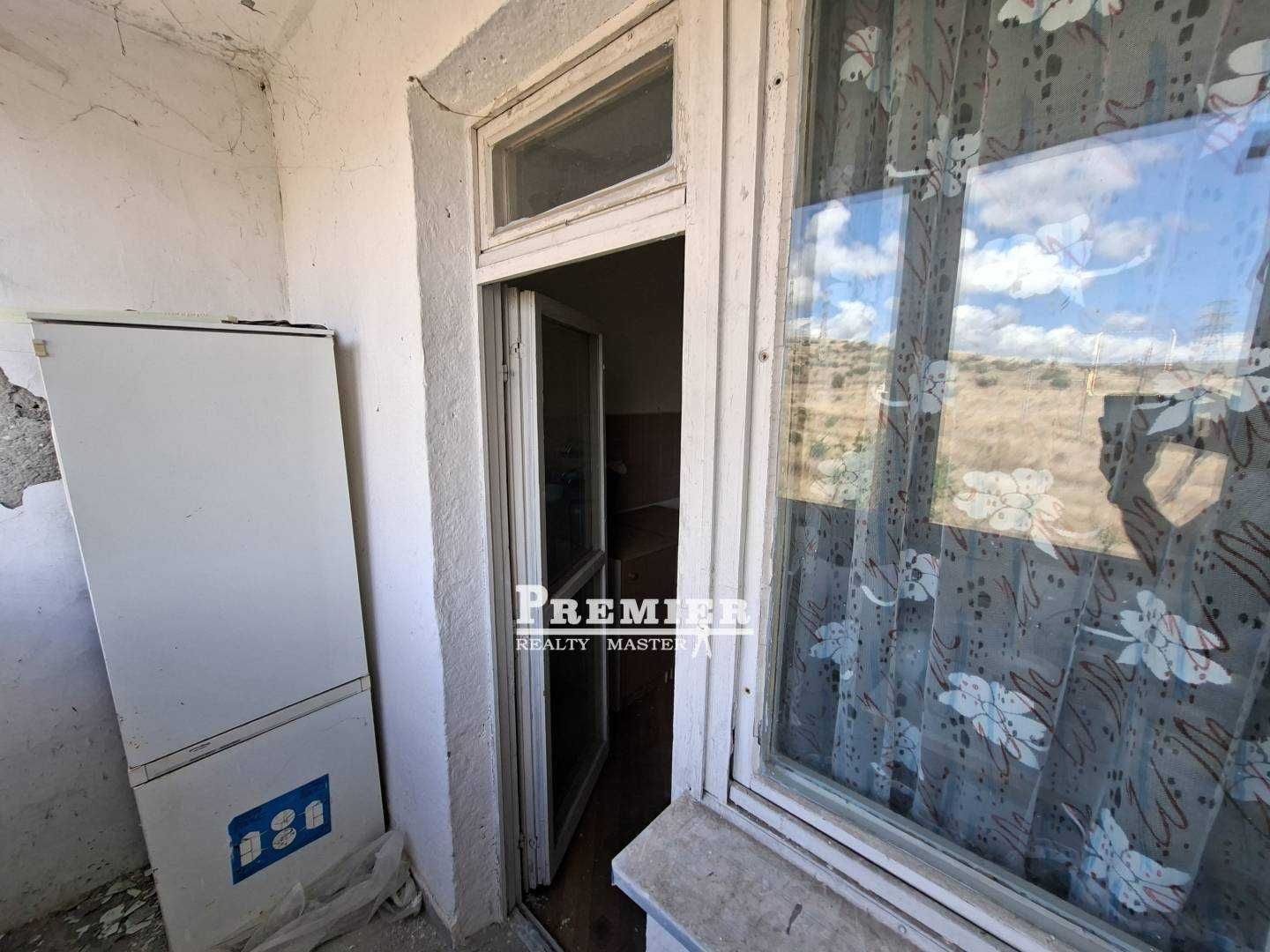 Продава се двустаен апартамент в жилищна сграда в Бургас