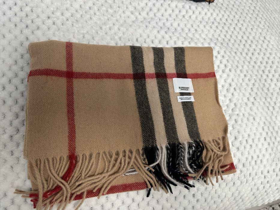 Eșarfă Burberry originală cu cutie noua