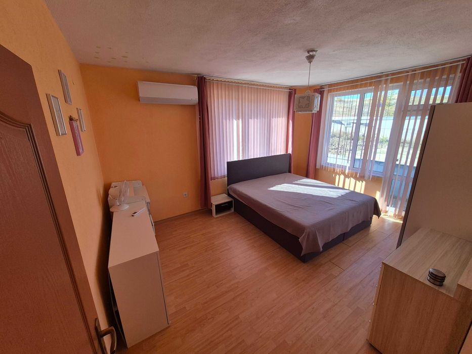 Многостаен етаж от къща, 160кв, полу-обзаведен, двор и паркомясто