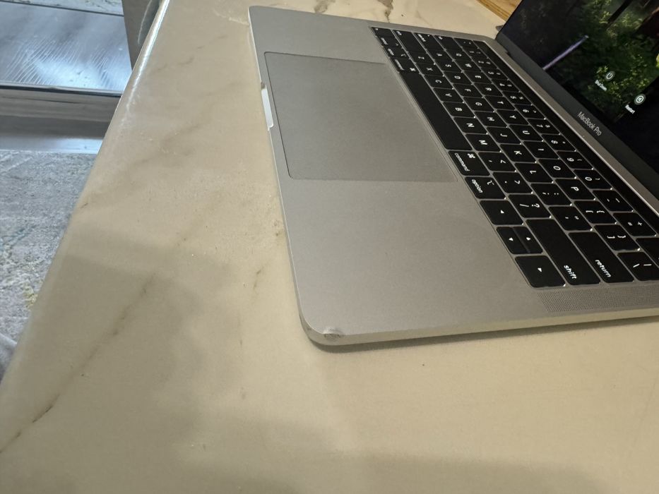 Macbook pro 2018 (13) sotiladi