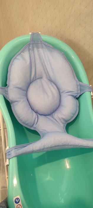 Бебешка вана със стойка и подложка за къпане.