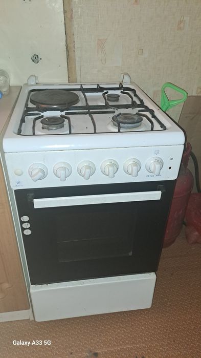 Газовая плита с двумя газовым балонами