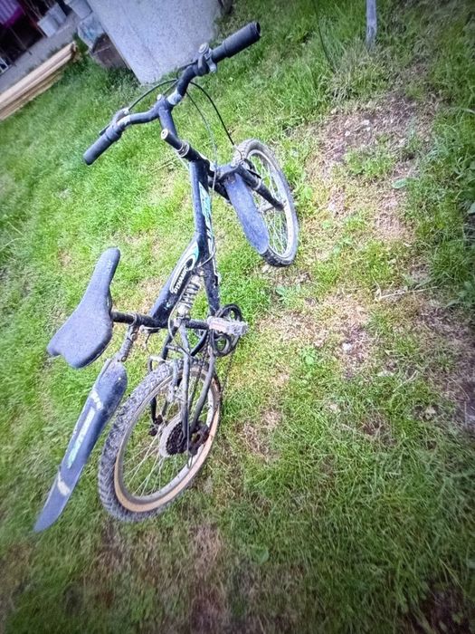 Vând o bicicletă funcționabilă.