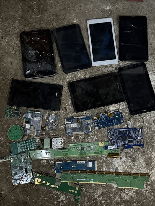 componente pc / laptop - tablete  - telefoane defecte de reciclat