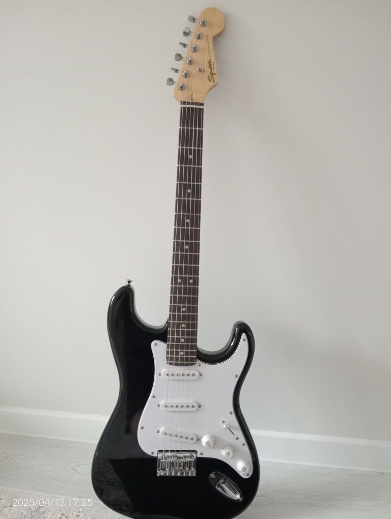 Электрогитара фирмы Squire by Fender