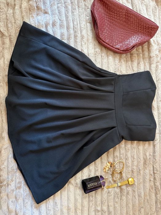 Къса черна рокля