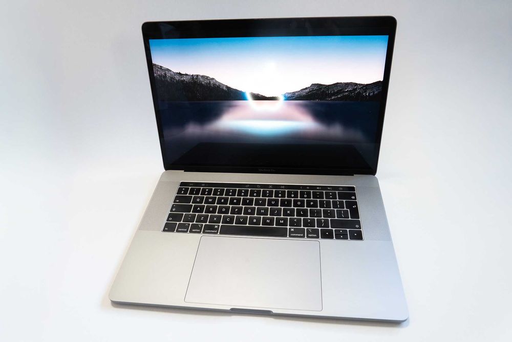 MacBook Pro 15 inch 2019 i9, 16GB RAM, Radeon 560X