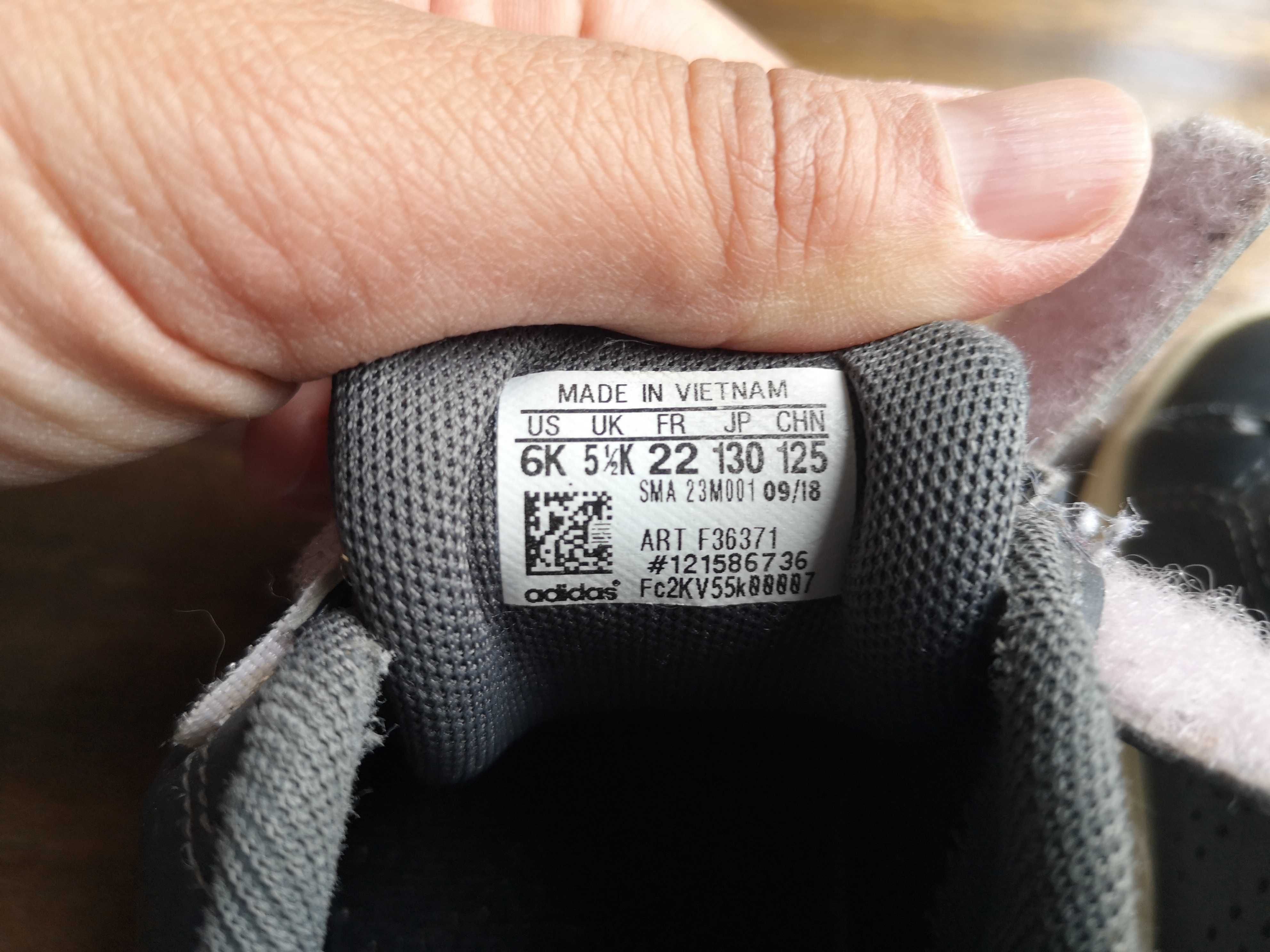 Детски обувки Adidas номер 22