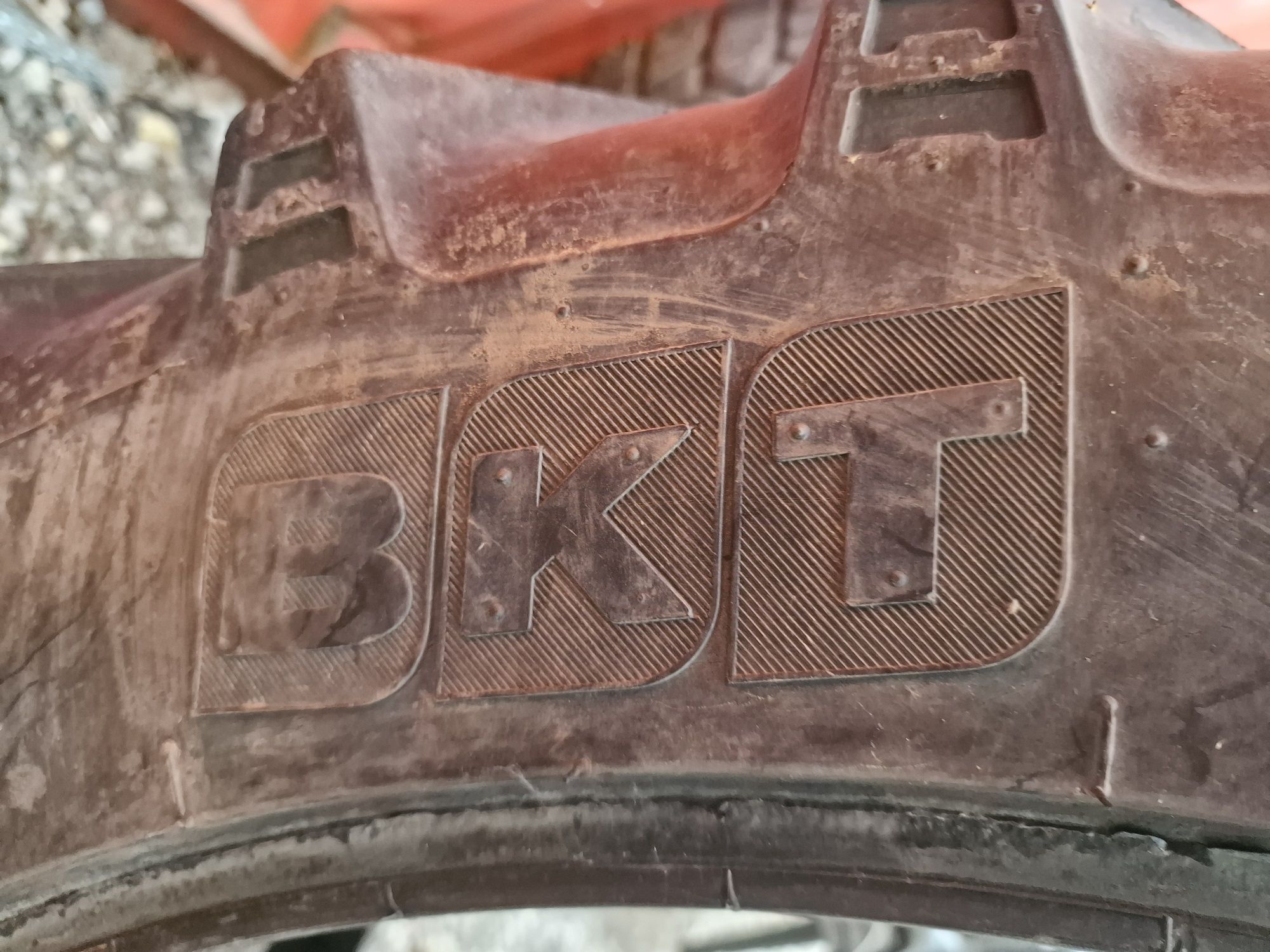 CAUCIUCURI agricole 8.3R32 (210/95R32) marca BKT