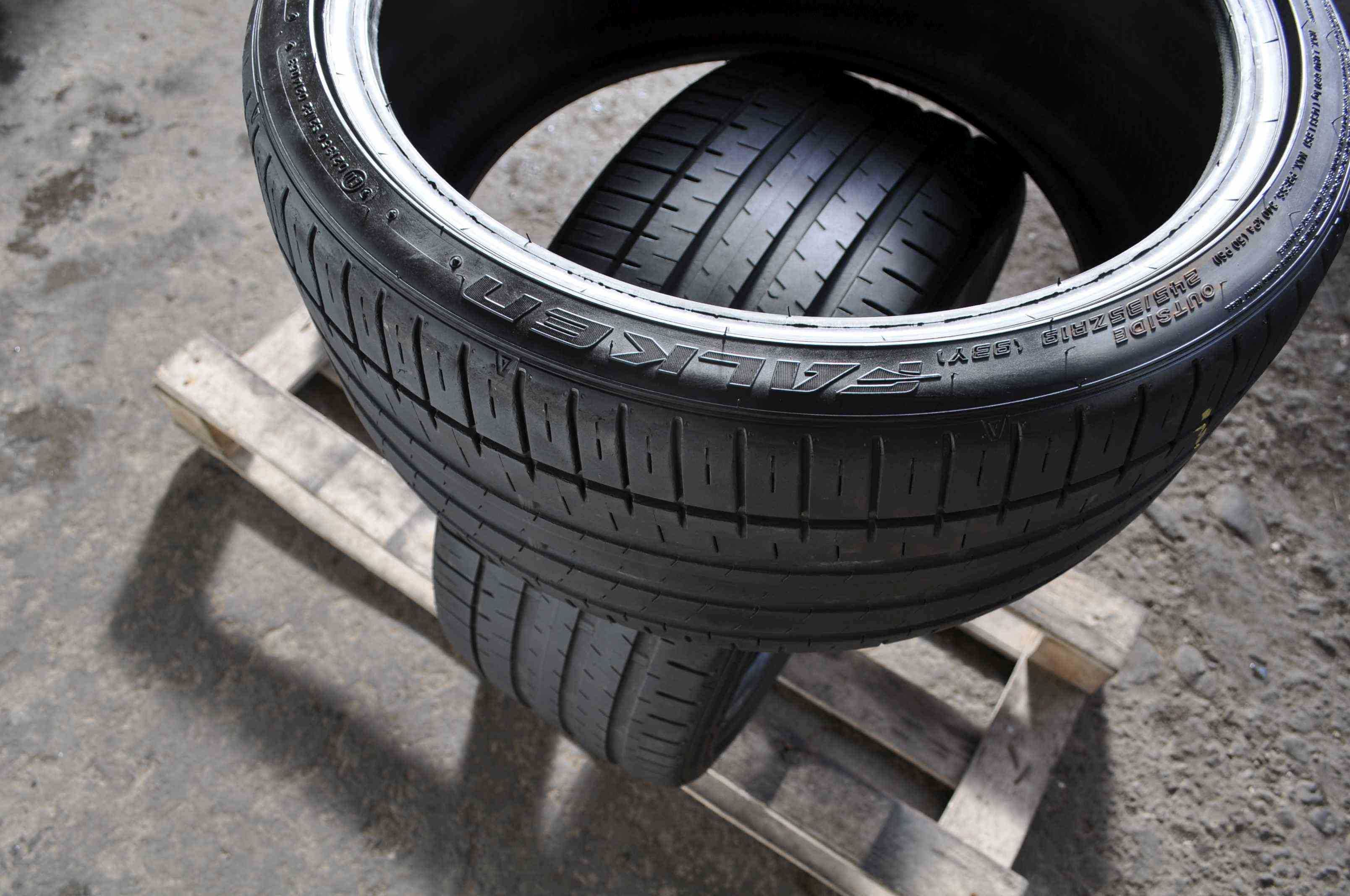 SET 2 Anvelope Vara 245/35 R19 FALKEN Azenis 93Y