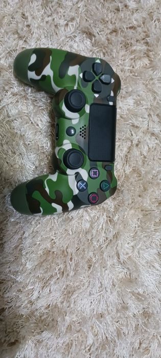 Playstation 4 + un controler , toate cablurile