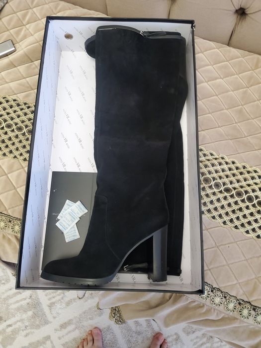 В идеальном состоянии 39 р. Натуральная замша. Зима европейка.Баскони.