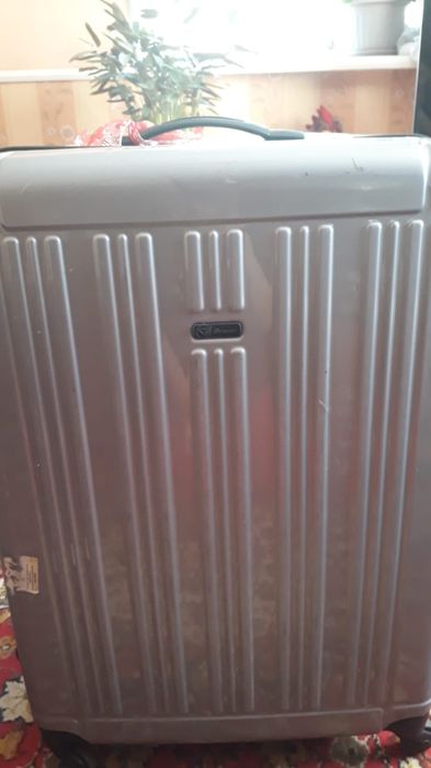 Чемодан пластик большой