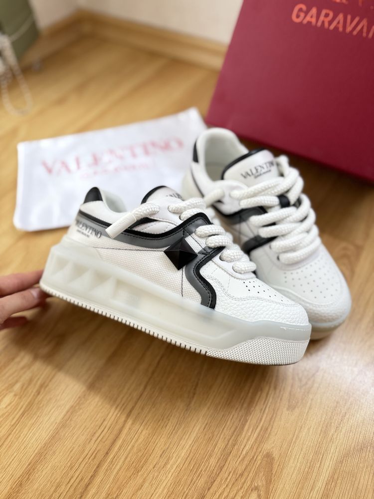 Valentino Garavani One Stud Low-Top Sneakers Маратонки 38 номер