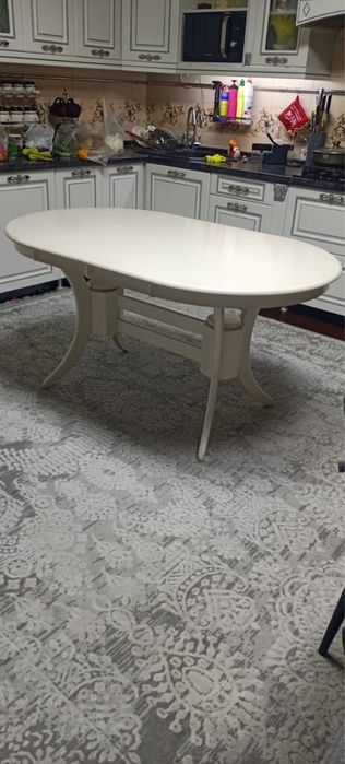 Стол со стульями из дерева