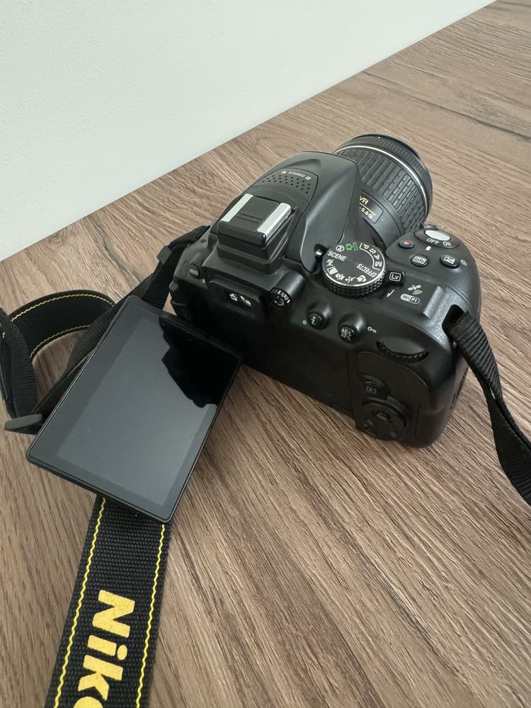 Фотоапарат - Nikon D5300 с обектив, карта памет, две батерии и зарядно