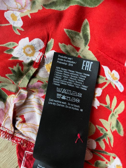 Vând top roșu floral