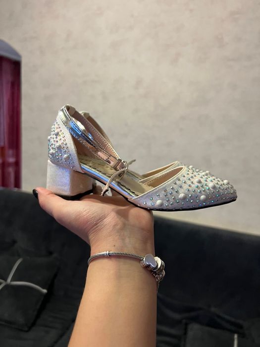 Детские туфли на каблуке