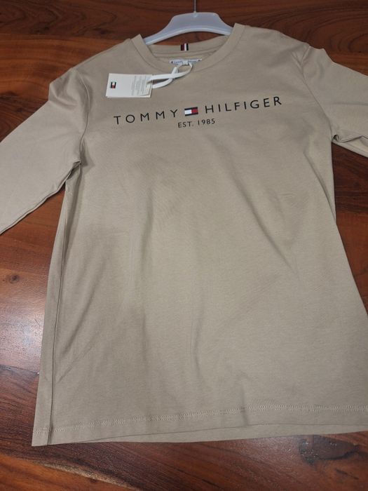 Vând bluza Tommy Hilfiger
