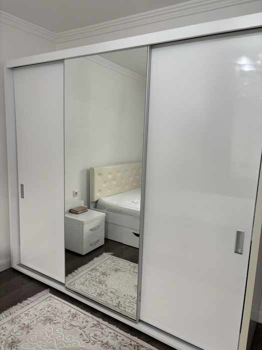 Mobila dormitor completa - pat, noptiere, masa de toaleta si birou