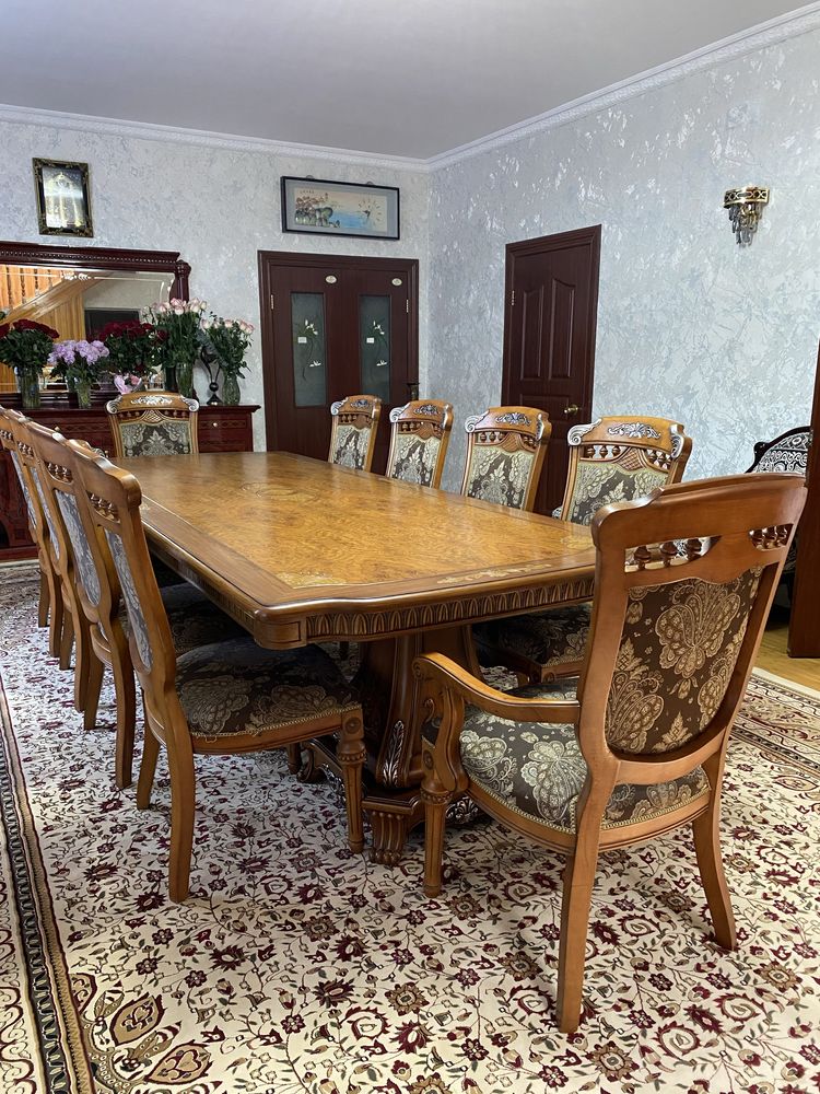 Стол со стульями