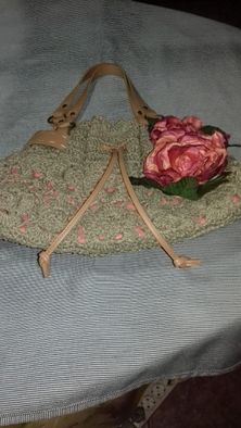 geanta cosmopolitan crosetata manual cu trandafirasi