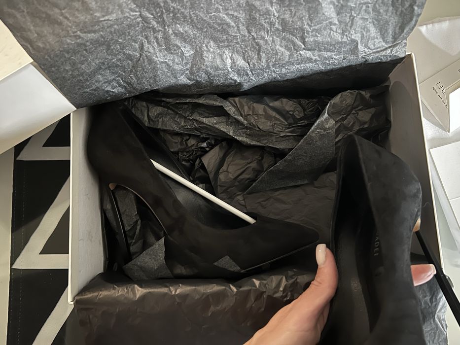 Обувки Casadei      .