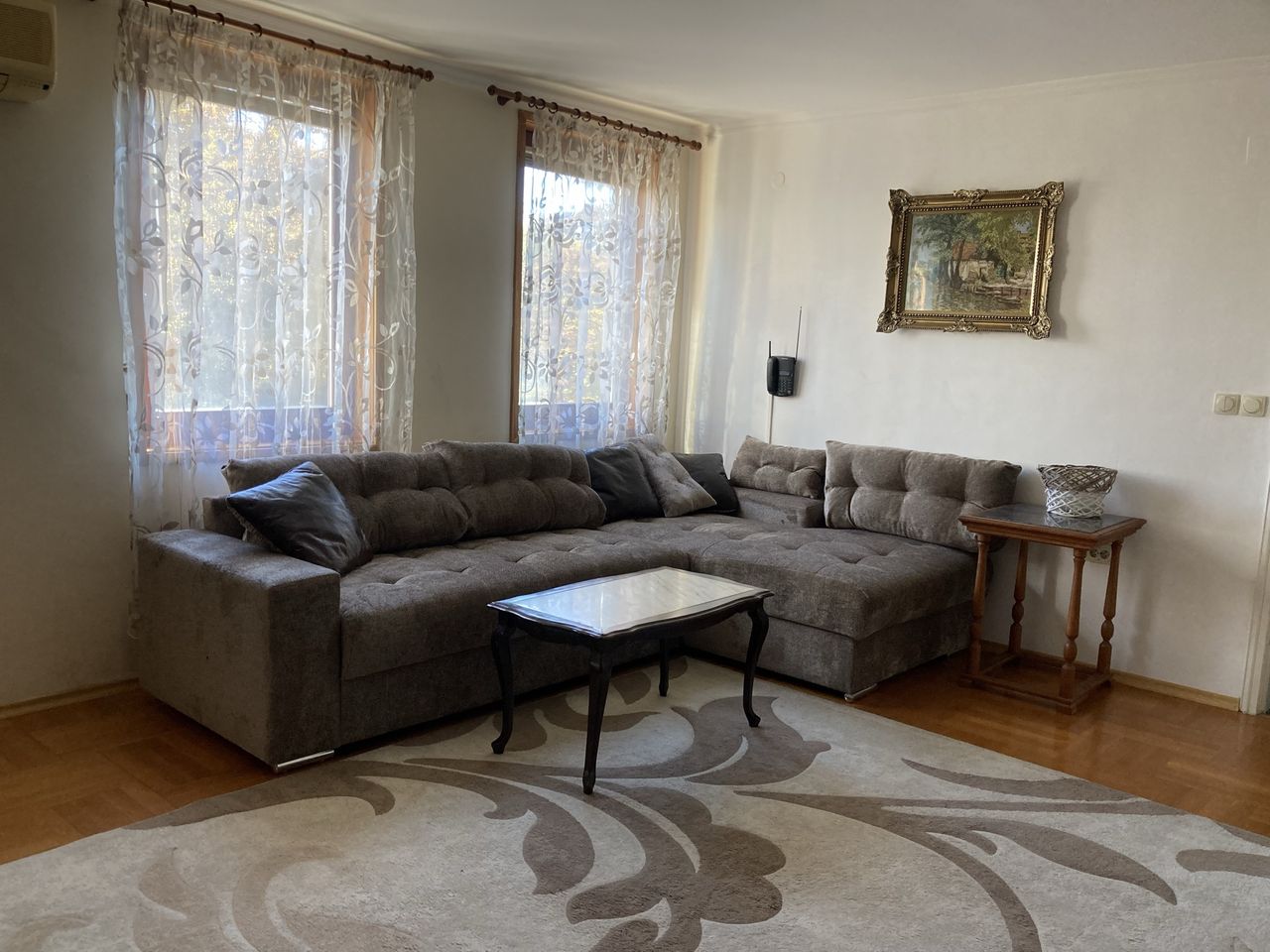 Дава се под наем Тристаен апартамент в Варна, Червен площад - 115 кв.м за 800 € - Снимка #1