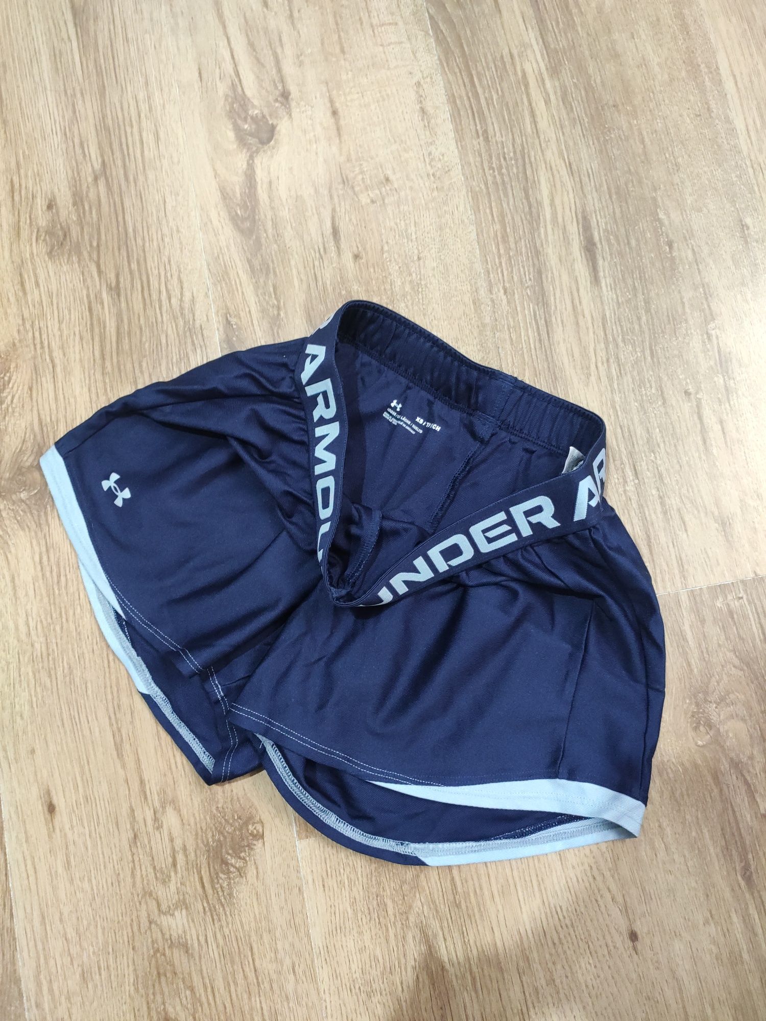 Pantaloni scurți de damă Under Armour mărimea XS