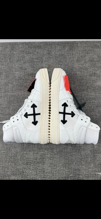 Off white 3.0 . 680 RON