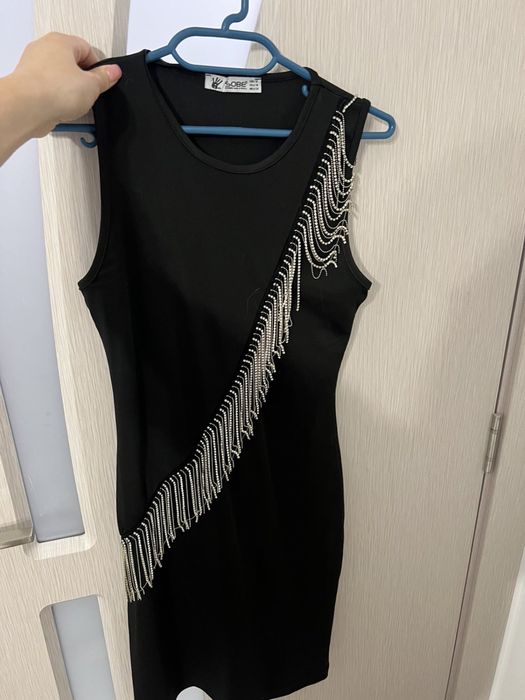 Черна рокля по тялото