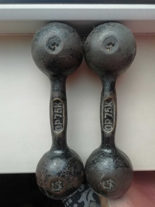 Гантели. В наличие 2 шт. , вес одной гантели 4 кг