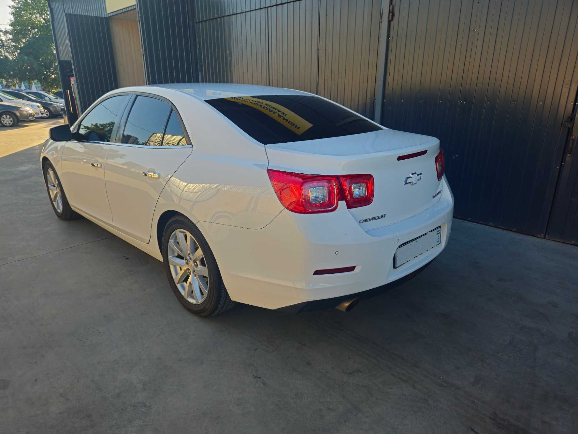 Chevrolet Malibu 1 2012 белый.