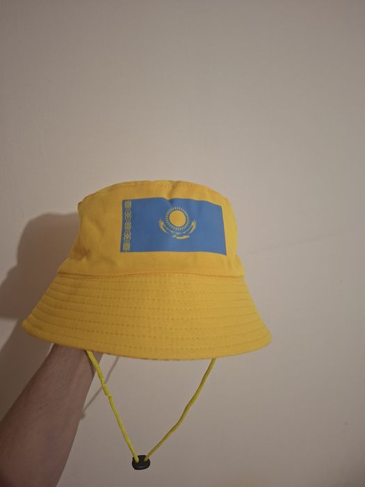 Қазақстан туымен сары панамалар | Желтые панамы с флагом Казахстана