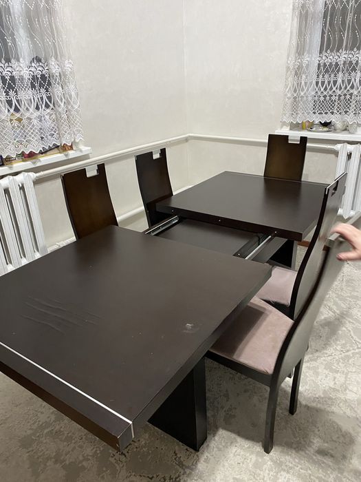 Продаётся со столовыми стульями.