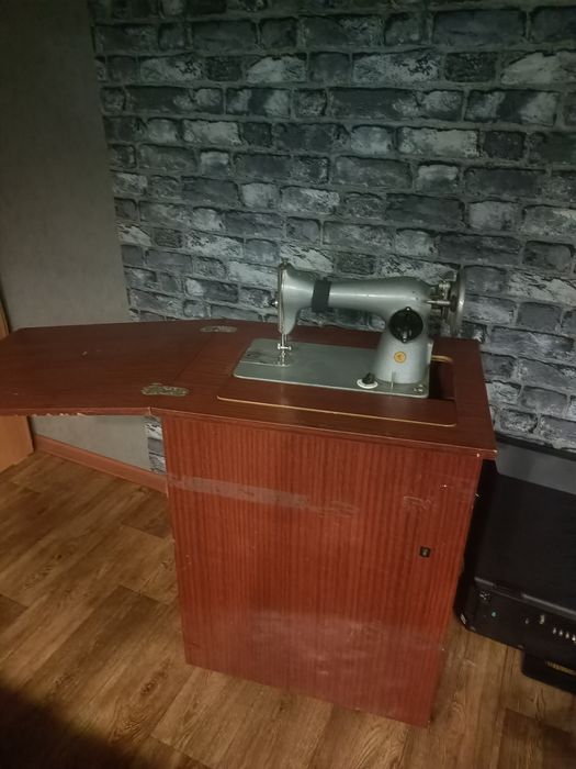 Продам машинку швейную