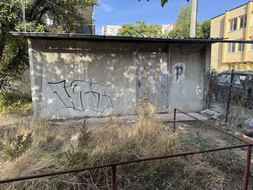 Продавам гаражна клетка
